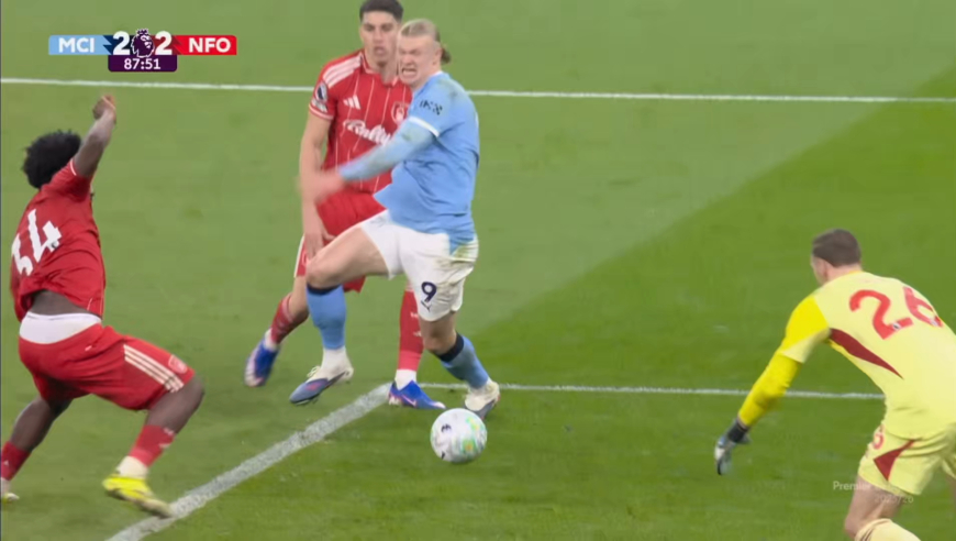 英超巨大争议！还原曼城疑三次点球机会被忽略，哈兰德两度禁区倒地