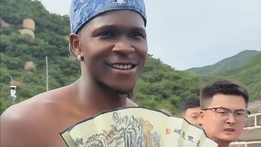 爱德华兹赤膊游长城，裤子也没提好，美网友骂声一片：又一个巨婴