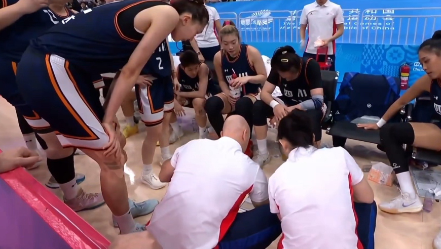 又美又能打！杨舒予个人一波连得8分 四川女篮被打的手足无措
