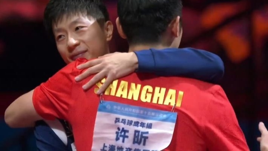 泪目！37岁马龙男团夺冠填补空白，赛后拥抱许昕：一个时代结束了？