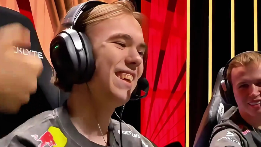 队友多亏有我们四个大佬去送，你才能有1v5的机会！