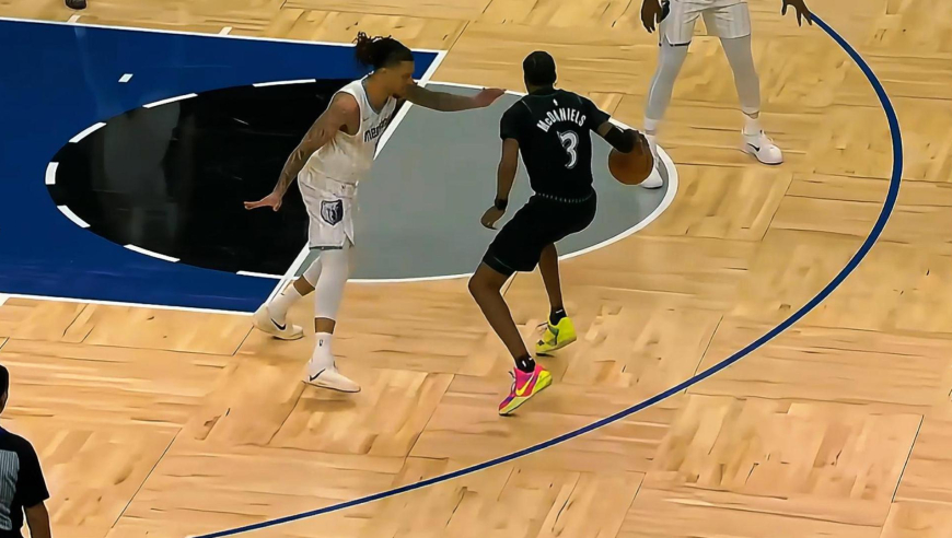 狼三疯！麦丹用出华子式变向单打 森林狼起势连轰12分打停灰熊