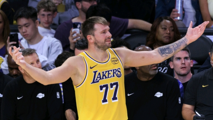 晃倒申京+穿裆乐福 盘点东契奇戏耍对手瞬间 简直就是为运球而生