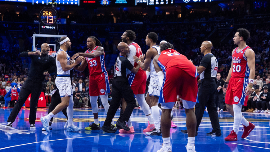 原声回放魔术76人火爆冲突：庄神对卡特摆拳击手势 萨格斯被驱逐