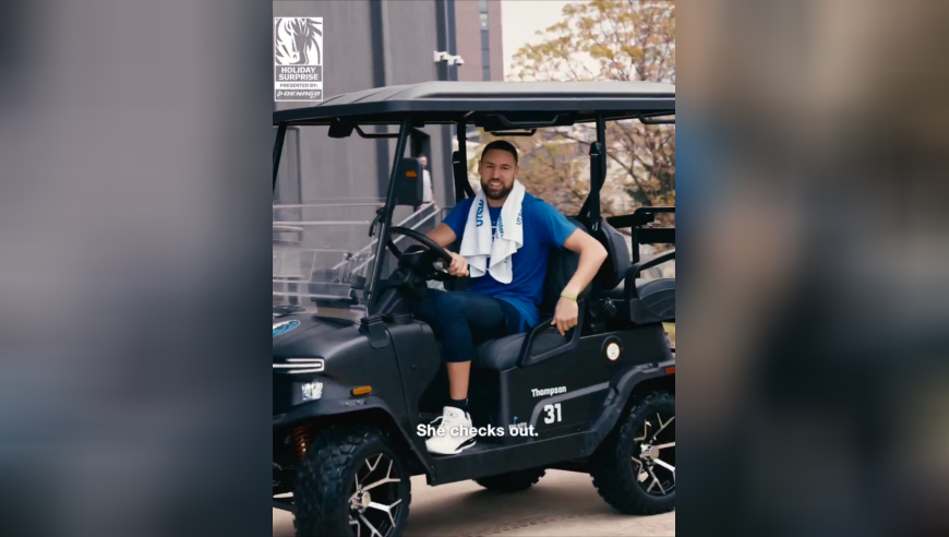 欧文送给全队高尔夫球车！提车现场曝光：弗拉格大笑+克莱差点翻车