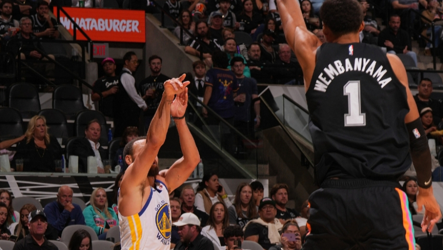 看跪了！库里狂砍46分集锦 单节爆砍22分迎射文班导演逆转