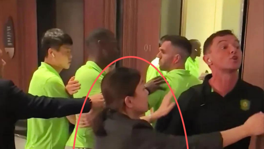 冲突中的“最佳后卫”！张玉宁王刚与球迷冲突，酒店女经理全程一线拦架太“猛”了
