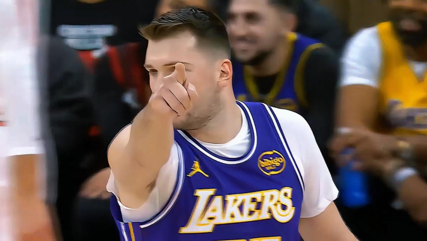 东皇组合发威！东契奇+詹姆斯接管湖人进攻开场对轰公牛全队