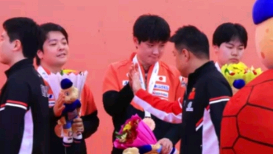 争议！王皓主动微笑击掌，张本智和低头+不拿正眼看，网友：小心眼