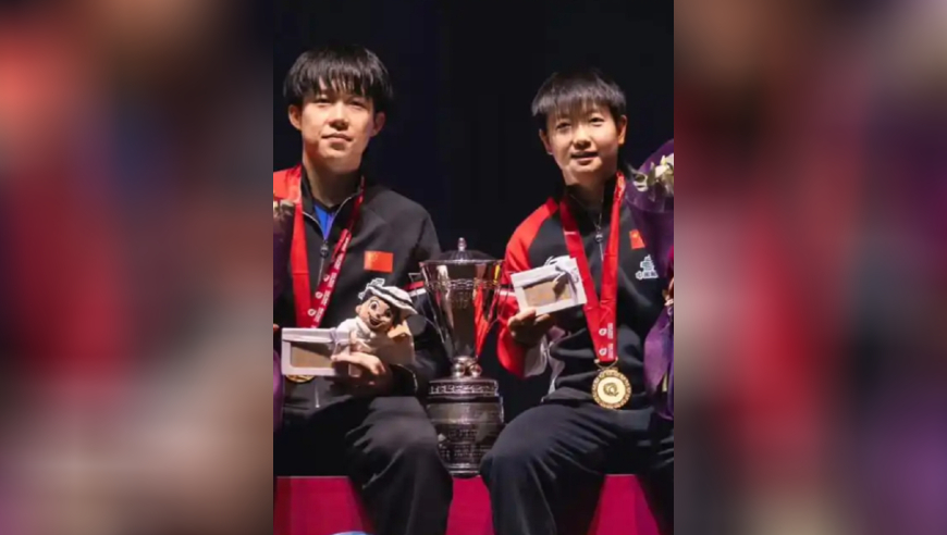 太搞笑！混双冠军颁奖仪式，孙颖莎王楚钦皱皱巴巴：奖杯太沉了！
