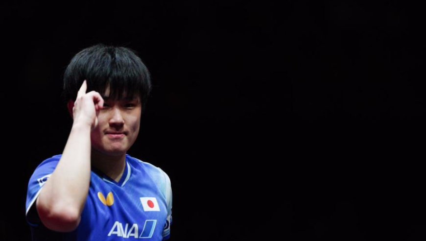 5次挑战终夺冠！22岁张本智和兑现豪言，激动跪地+第4次致敬樊振东