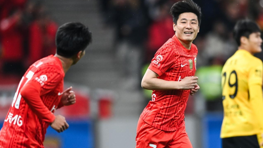 全场沸腾！回看武磊8分钟双响射术仍中超顶级，李昊被征服直摇头