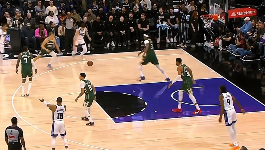 这默契像是一个谜！国王面对雄鹿开场两次离谱失误+防守约等于零