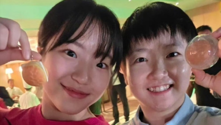 神仙友谊！申裕斌晒孙颖莎甜美合照：莎莎给我的菠萝包 谢谢莎莎姐姐！