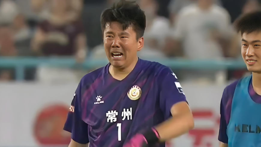 你怎能不爱足球！苏超常州门将飞身扑出读秒绝平，赛后喜极而泣