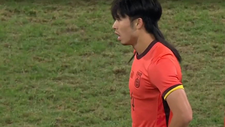 汪士钦染红！拉倒对手后怒推，媒体人开炮：脑残式红牌，别再进国足