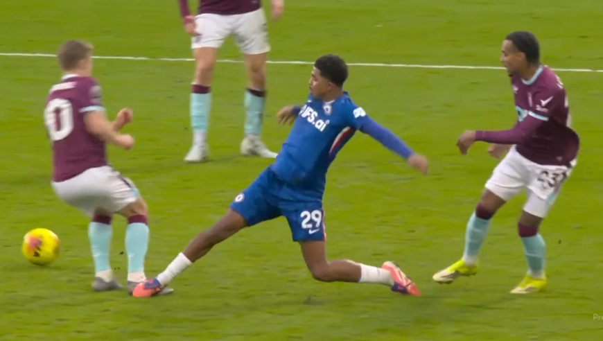 看着都疼！切尔西悍将鞋钉猛踩对手脚踝两黄下场，自知理亏逃过直红悻悻下场