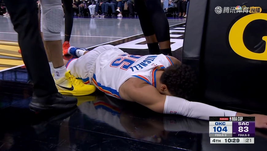 原声回放威少恶意犯规：失误后追防推翻米切尔 后者重重撞上篮架