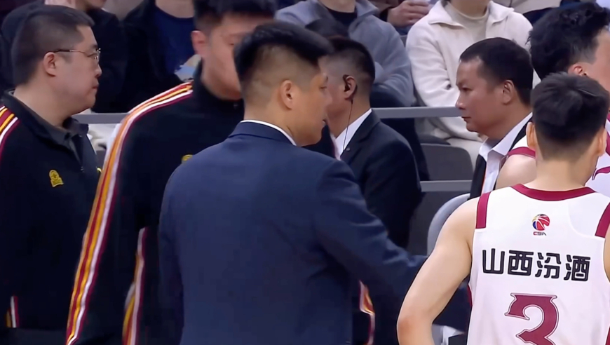 再次陷入冲突！王少杰故意撞飞迪亚洛后者骂裁判 刘传兴抱怨吃T