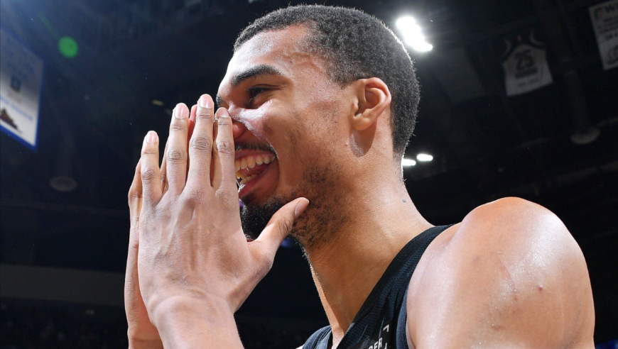 马刺25分大逆转胜快船！文班轰27分10板4帽：赛后拥抱队友落泪