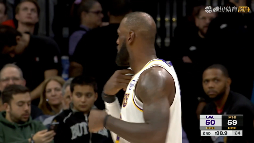 詹姆斯强杀篮下被恩比德血帽 东契奇随后单点半场拿到19分