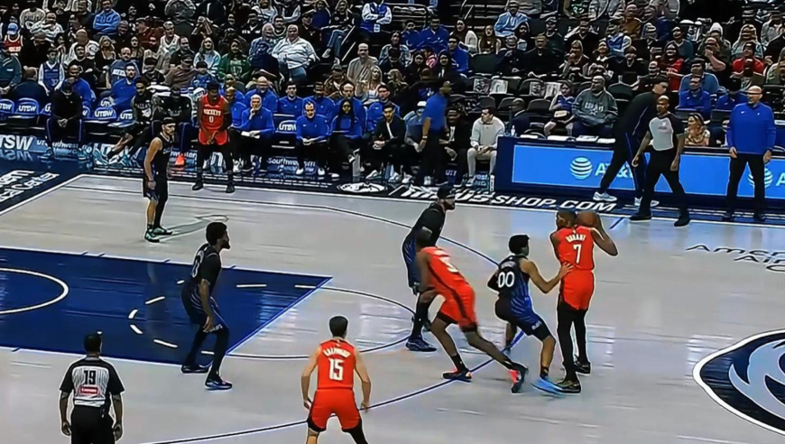 还在较劲！独行侠双状元联手连拿8分 杜兰特两次跳投助火箭回应