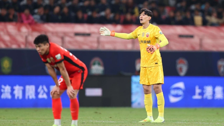 太抽象！回看亚冠海港两丢球：颜骏凌送空门+6人防线被两脚打穿