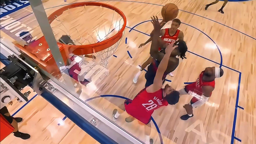 有点坑！火箭申京两罚一中后被打2+1 随后1打0快攻还被后卫封盖