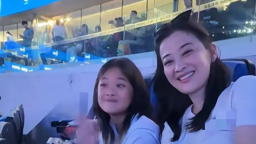 梅婷曾剑夫妇带孩子看网球赛，快快剪了狼尾，阳阳越来越像曾剑