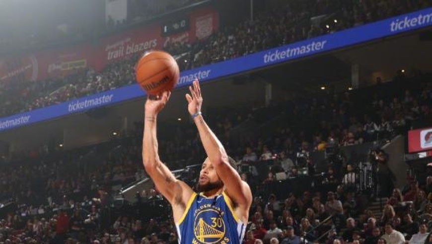 巴特勒伤退库里5记三分，布克单节17分空砍38+3+4，勇士击败太阳