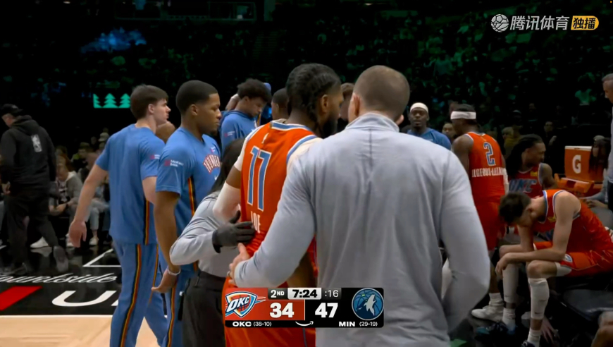 真狠啊！兰德尔冲筐膝盖顶到伊赛亚乔裆部 半天才起身裁判吹防守犯规