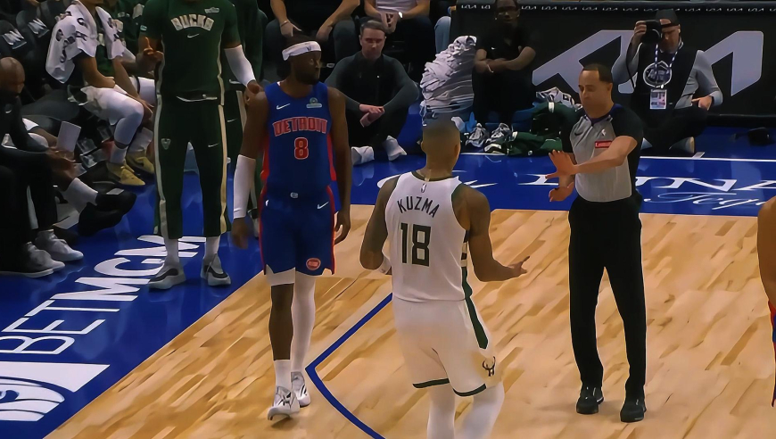 真上头！雄鹿库兹马被吹进攻犯规 不满判罚用球击打裁判又吃技犯