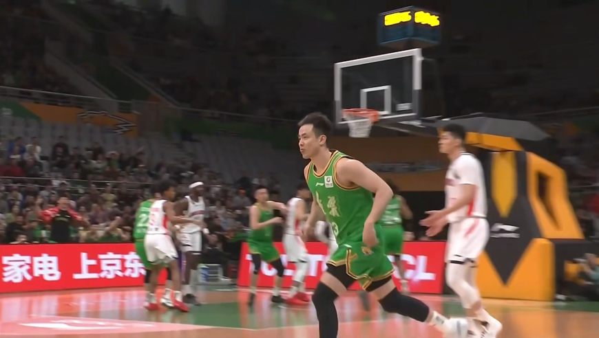 豪横！赵继伟生断对手造其两罚一掷 随即又投进压哨三分