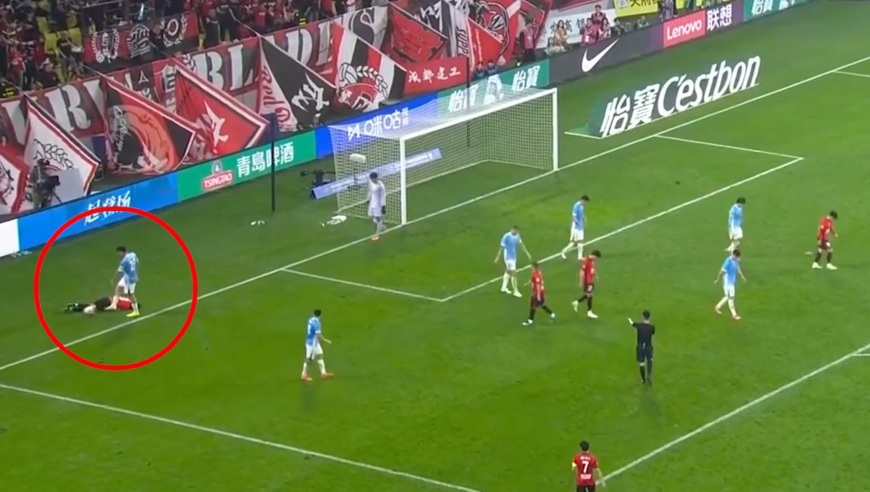 深圳悍将补时拱火动作险引冲突：将球踢向倒地对手身上，队长韦世豪控制情绪上前劝架