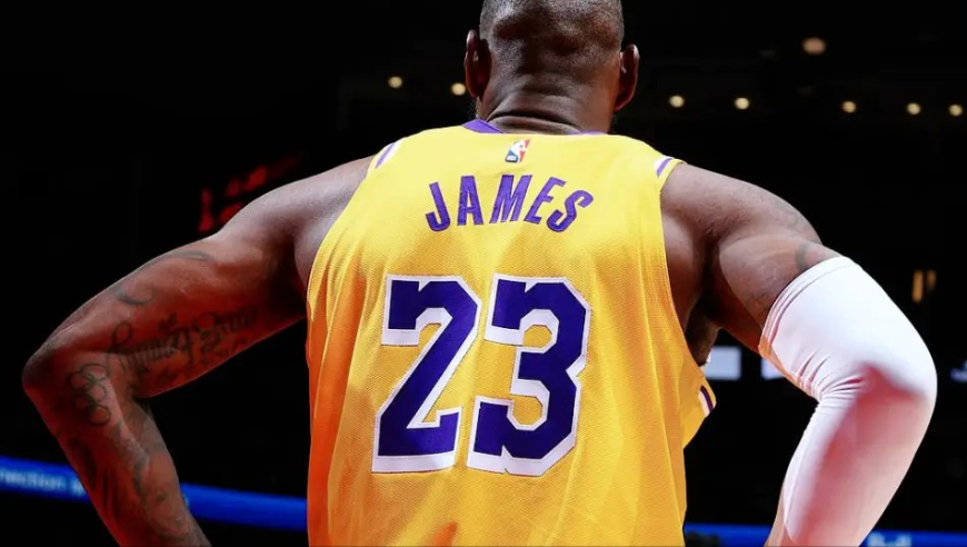 负16正负值遭狂黑！41岁詹皇还能隔扣追帽，谁懂他的无奈？