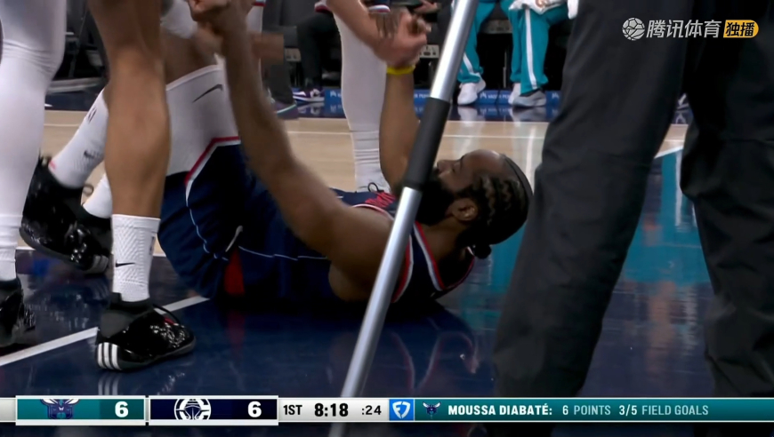 还好没事！哈登突破上篮打成2+1 摔在地上表情痛苦继续坚持比赛