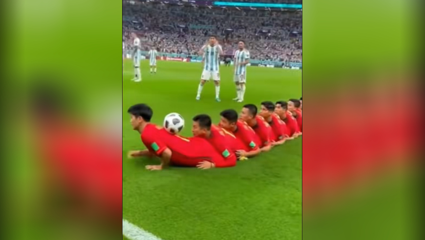 阿根廷全员懵圈！世界杯决赛国足频频上演神奇战术 解说痛哭流涕（AI创作）