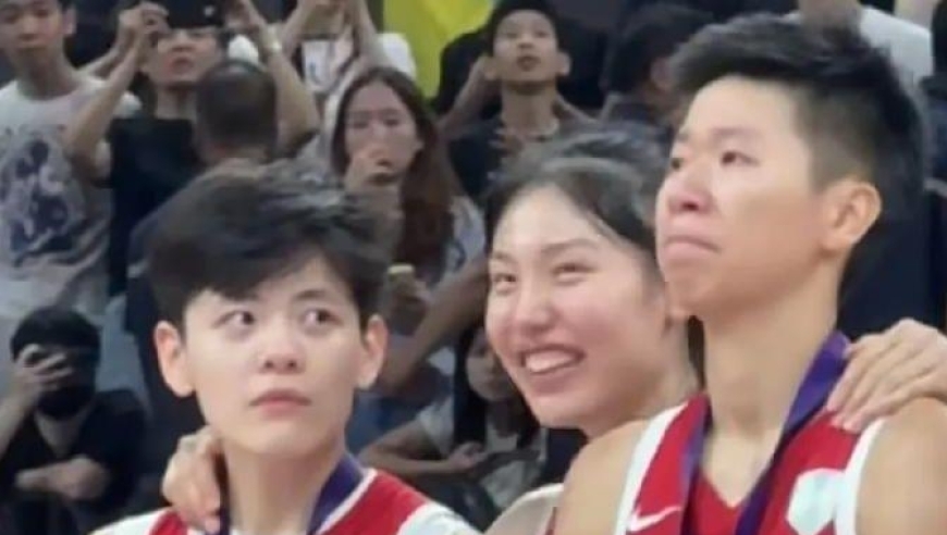 女篮疑出现“偷笑门”！多名队员哭了，她却嬉笑，球迷：没心没肺