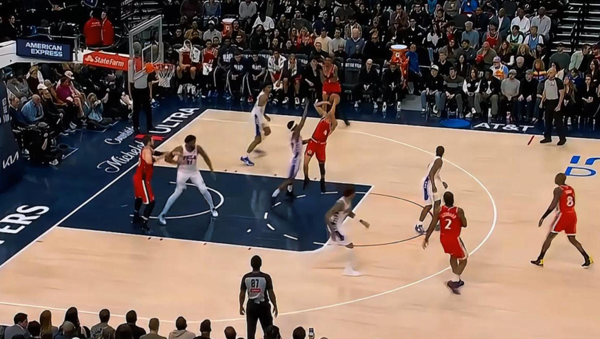 背水一战！快船完全崩溃 莱昂纳德抢断反击+桑德斯曼巴单打疯狂追分