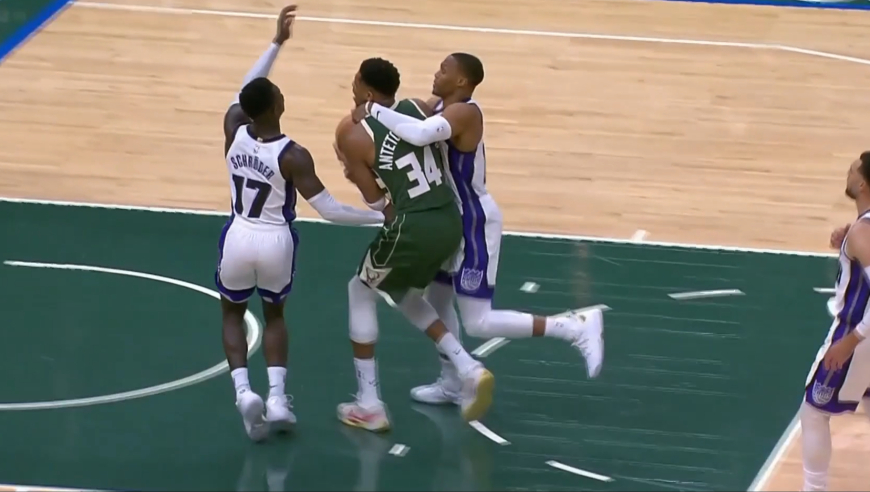 壮的像头牛！字母哥快攻被威少直接抱住拖着威少走 裁判拒绝升级