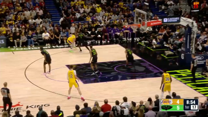 太刺激！慢镜还原东契奇天外飞仙压哨三分杀死鹈鹕，湖人全队疯狂欢呼