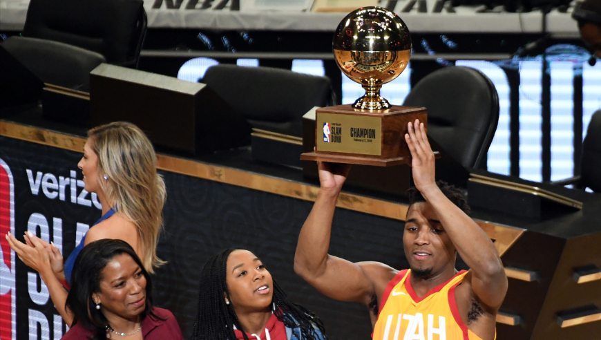 顶替戈登出战夺冠！回顾米切尔18年扣篮大赛表演 致敬卡特一扣简直绝了