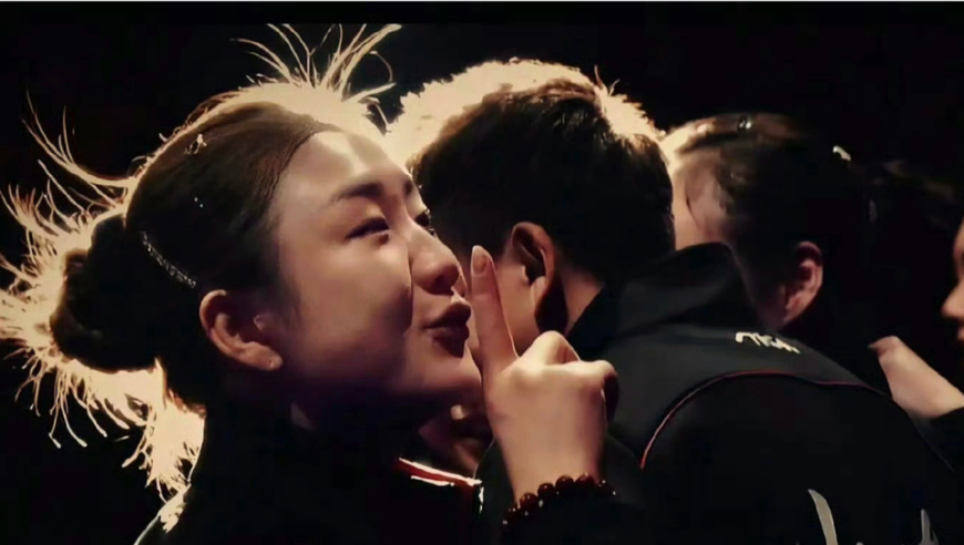 争议！陈梦夺冠冲孙颖莎球迷做闭嘴手势，被集体爆粗气得无奈摊手