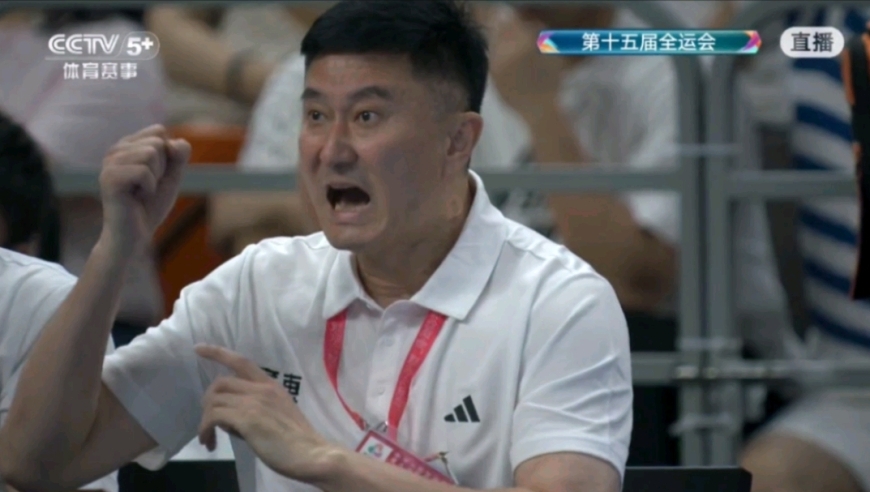 胡明轩强打2+1 赵睿连飙三分 场边的杜锋也激动呐喊