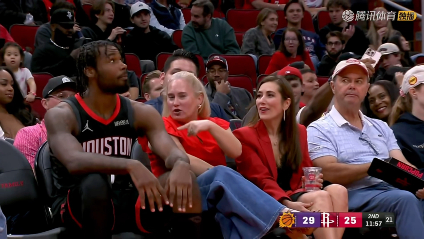 第三次了！火箭主场计时器再度罢工 伊森场边和美女热聊