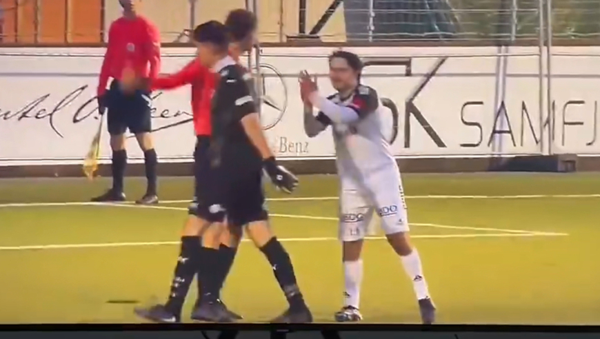 爆笑足球！门将为干扰罚点球直接助跑爆射踢飞球，对手都看笑了还鼓掌