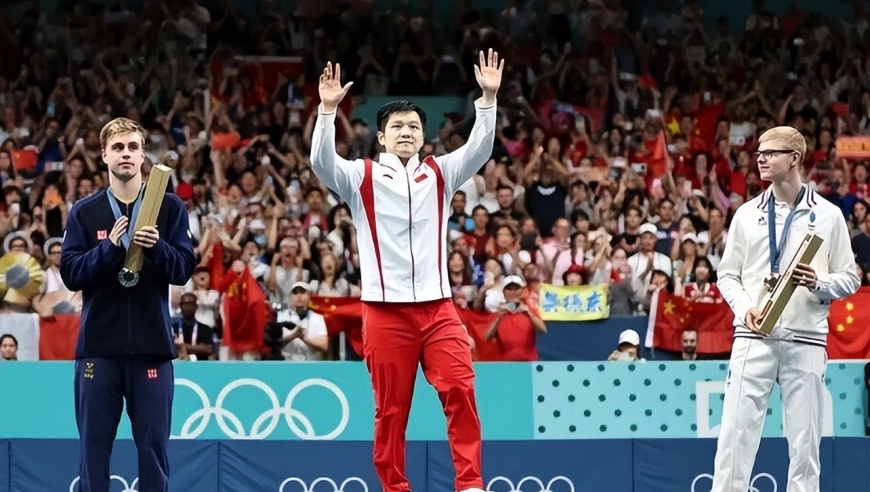 金球拍送给金满贯！樊振东获赠40万纯金球拍，赛场王者获至高赞誉