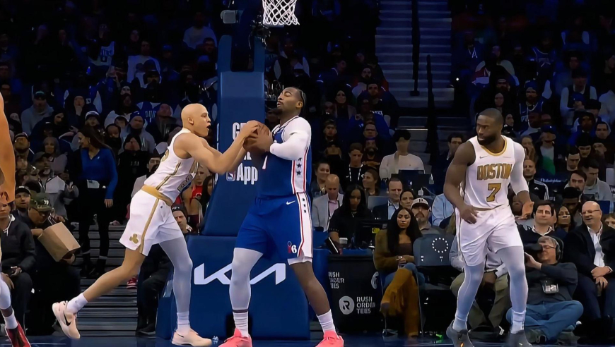 用球砸人！76人德拉蒙德不满绿军沃尔什抢球 用球砸人被吹技犯