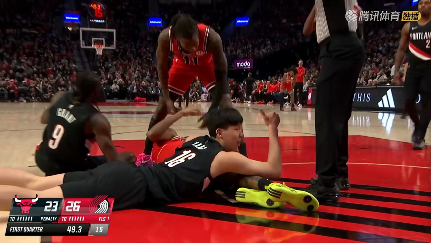 球商很高！杨瀚森背打上篮得手 争球时一手争球一只手示意裁判快吹