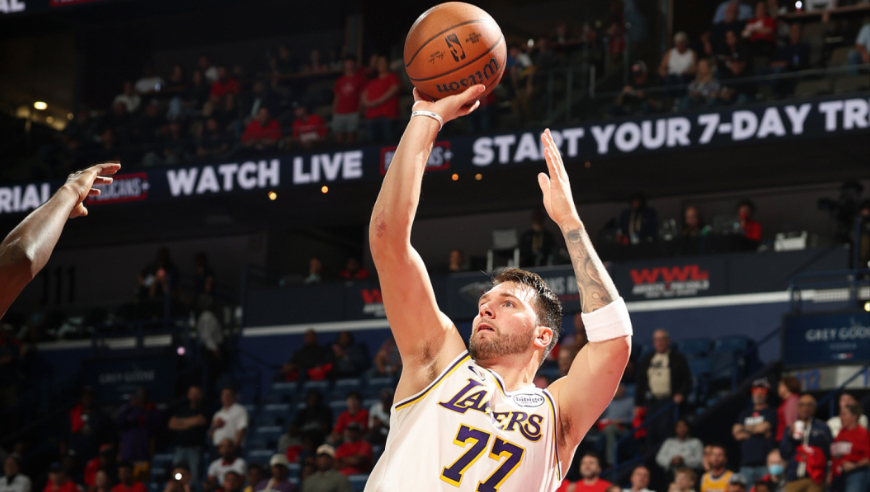 人人奋勇！湖人队轰出10-0攻击波 东契奇背运晃人秀晕对手